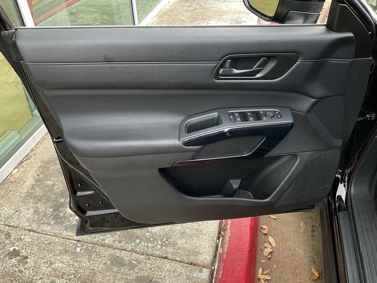 Used 2025 Nissan Pathfinder SV image 12