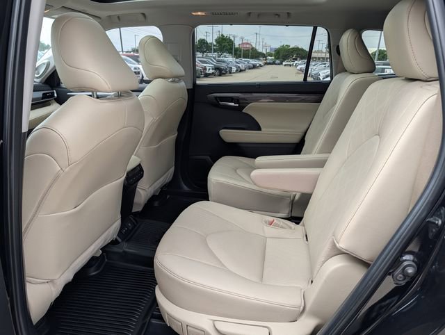 Used 2024 Toyota Highlander Platinum FWD image 32