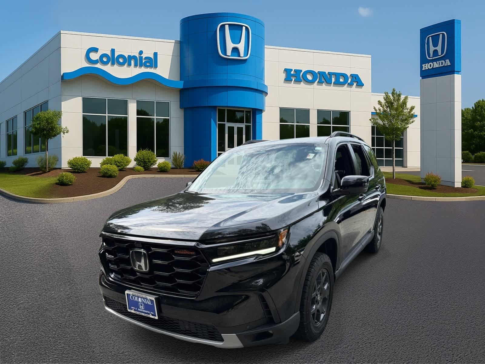 Used 2025 Honda Pilot TrailSport image 2