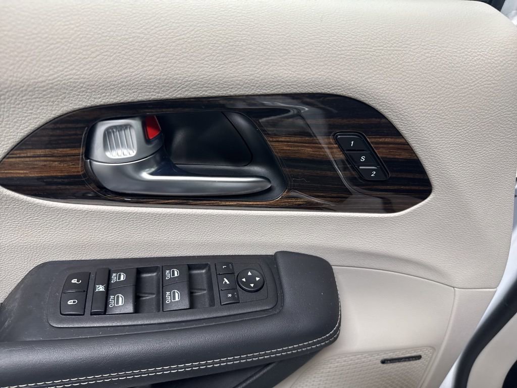 Used 2024 Chrysler Pacifica Limited w/ Uconnect Theater Family Group image 12