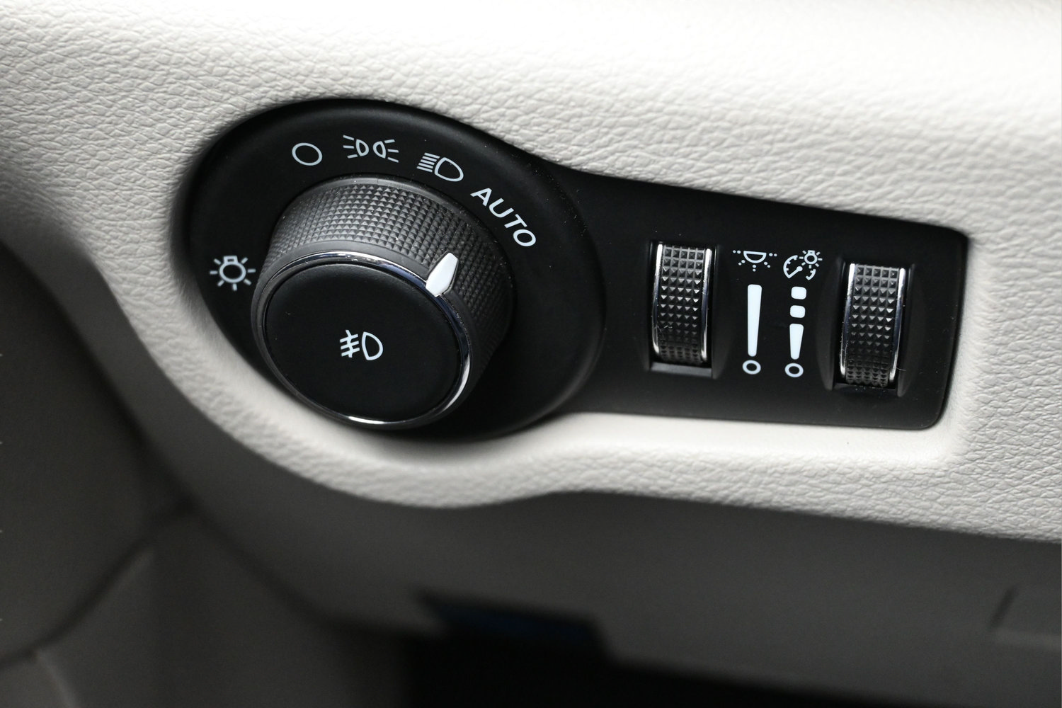 Used 2024 Chrysler Pacifica Touring-L FWD image 14