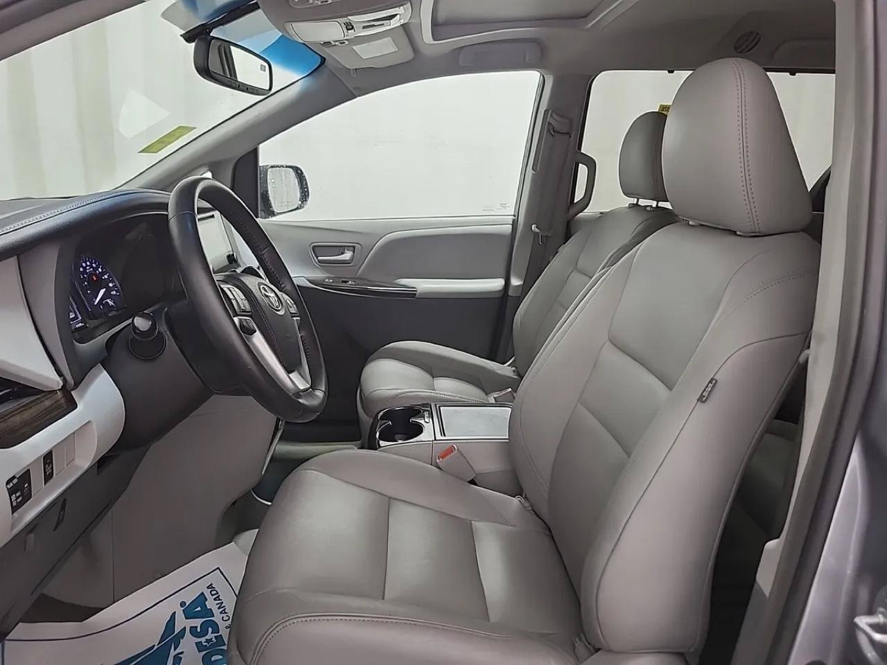 Used 2017 Toyota Sienna XLE AWD/4WD image 4