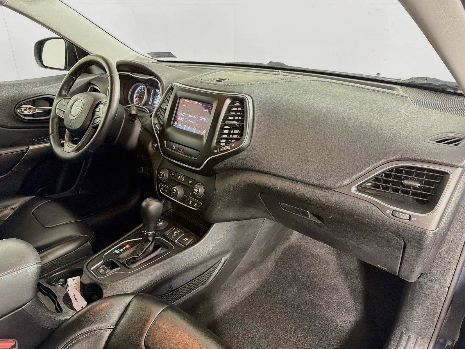Used 2019 Jeep Cherokee Latitude Plus w/ Cold Weather Group AWD/4WD image 32