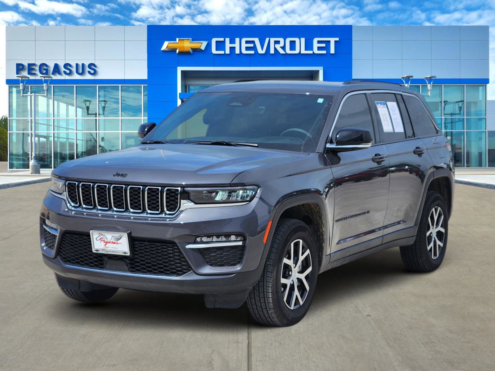 Used 2025 Jeep Grand Cherokee Limited RWD image 2