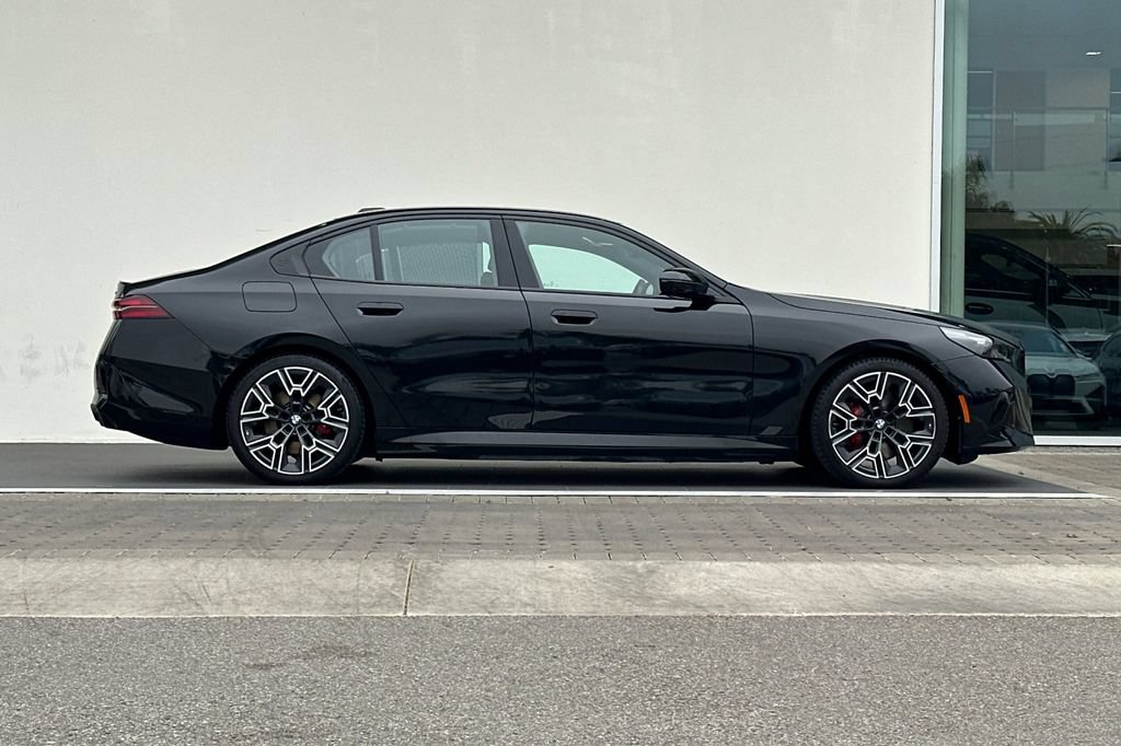 Used 2024 BMW i5 eDrive40i w/ Executive Package RWD image 2