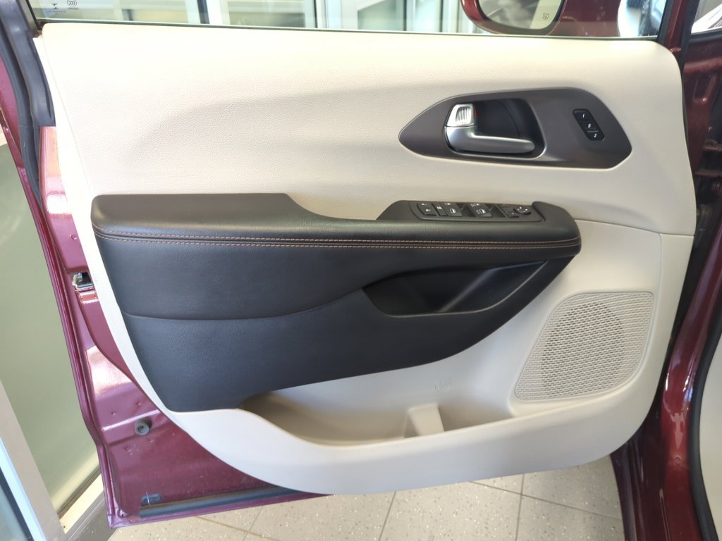 Used 2020 Chrysler Pacifica Touring-L FWD image 22