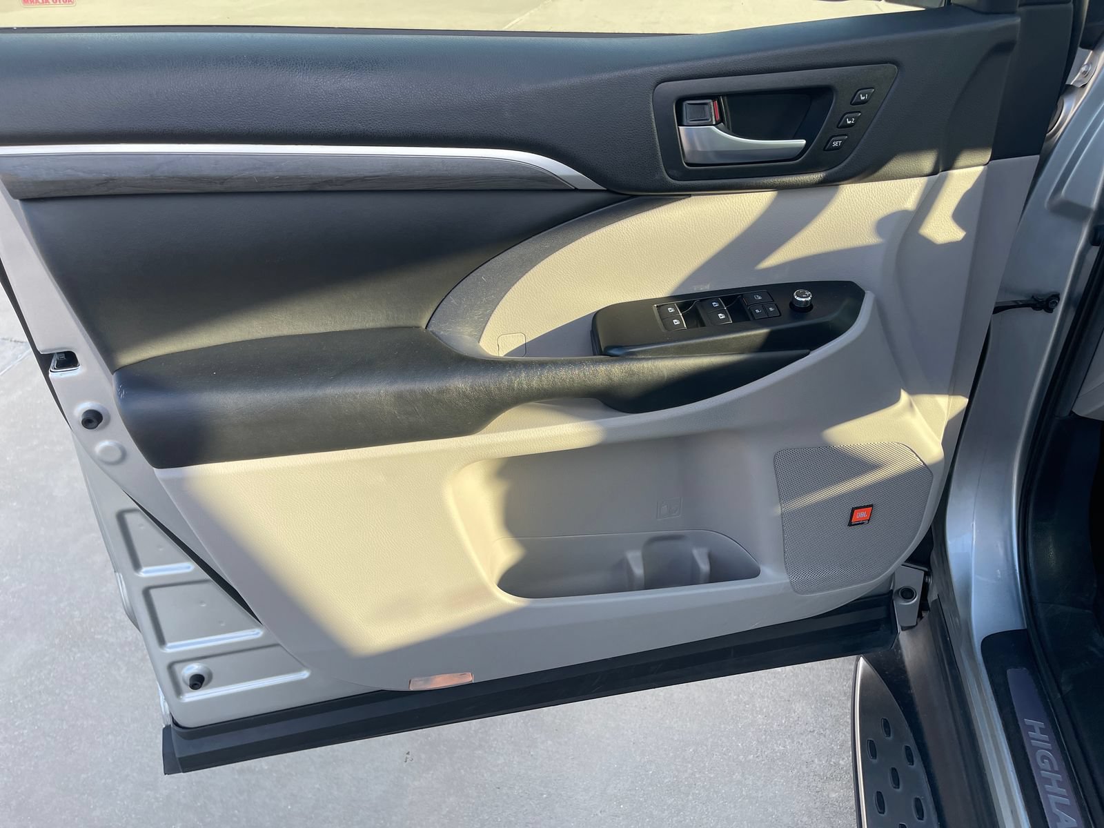 Used 2019 Toyota Highlander Limited Platinum FWD image 17