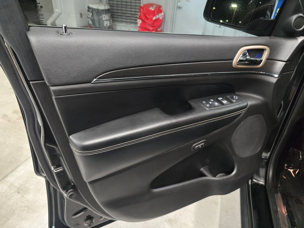 Used 2017 Jeep Grand Cherokee Limited w/ Trailer Tow Group IV AWD/4WD image 13
