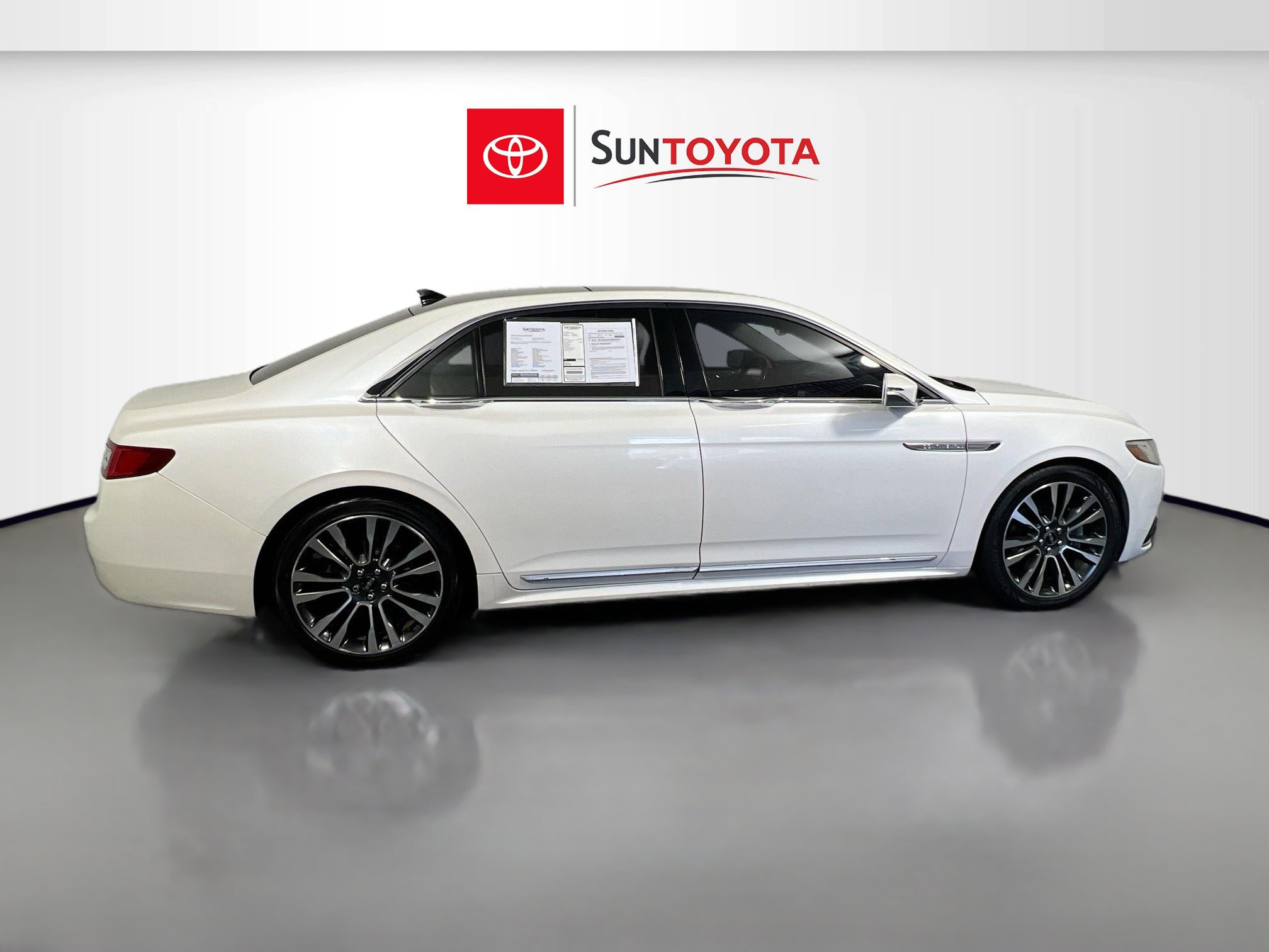 Used 2018 Lincoln Continental Select FWD image 2