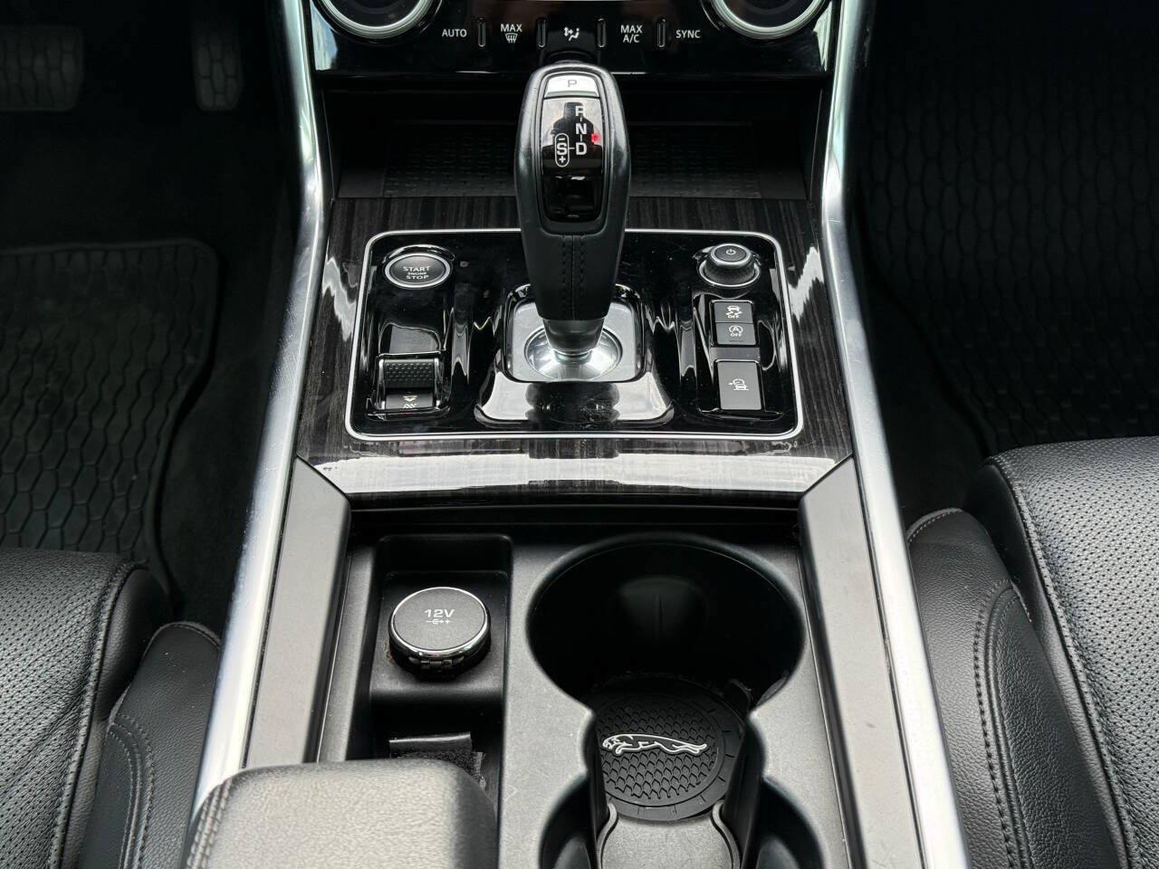Used 2020 Jaguar XE S RWD image 19