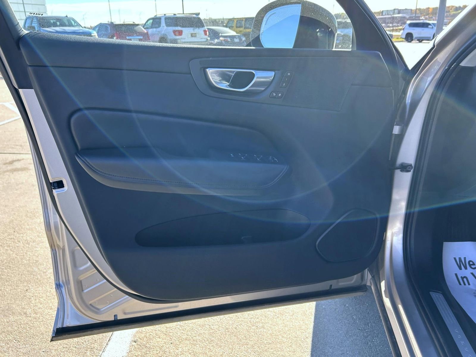 Used 2025 Volvo XC60 B5 Plus image 9