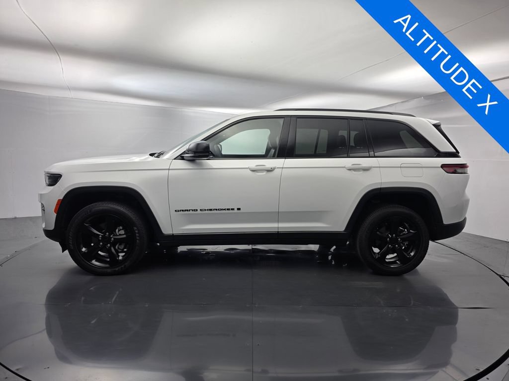 Used 2023 Jeep Grand Cherokee Altitude AWD/4WD image 7