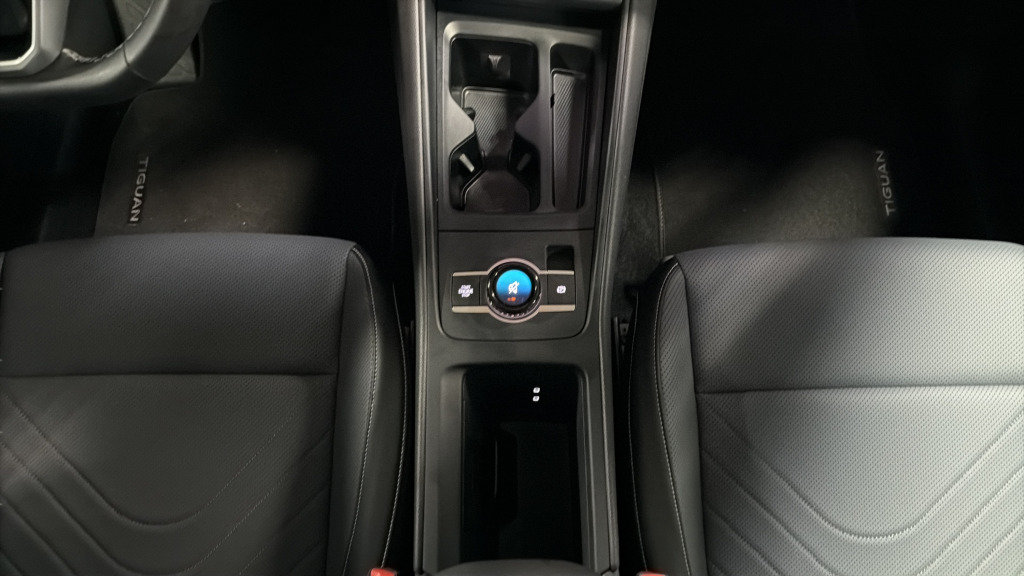 Certified 2025 Volkswagen Tiguan SE AWD/4WD image 35