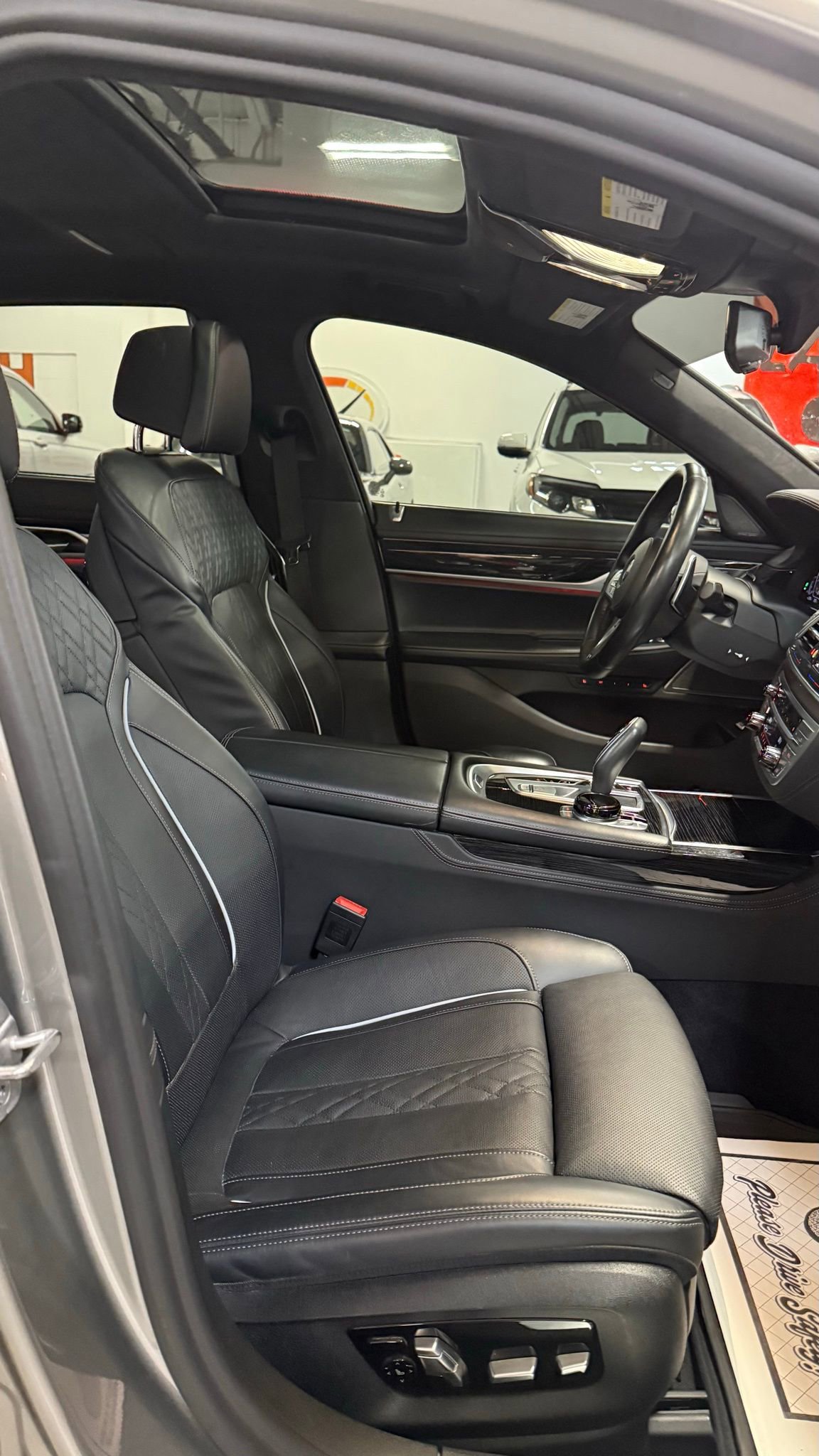 Used 2021 BMW 750i xDrive w/ Executive Package image 10