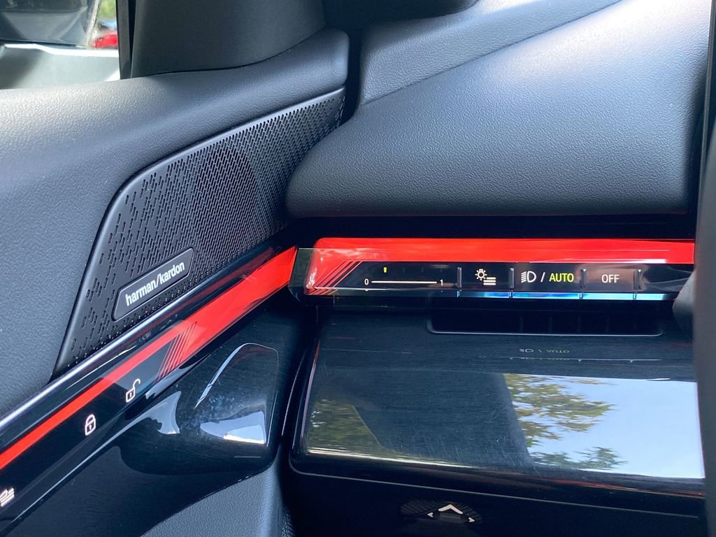 Used 2025 BMW i5 eDrive40i w/ Premium Package image 33