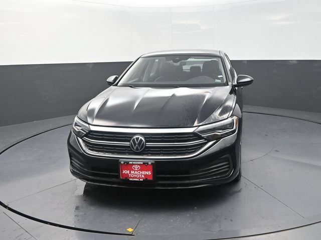 Used 2024 Volkswagen Jetta SE FWD image 2