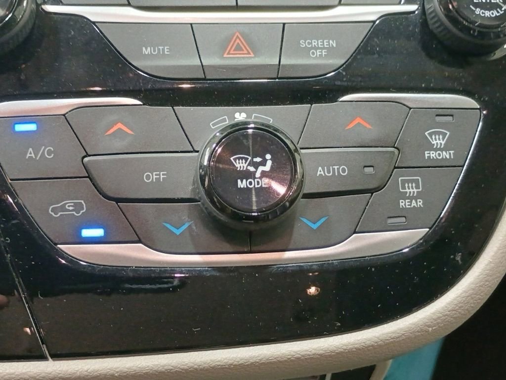 Used 2023 Chrysler Pacifica Touring-L image 20