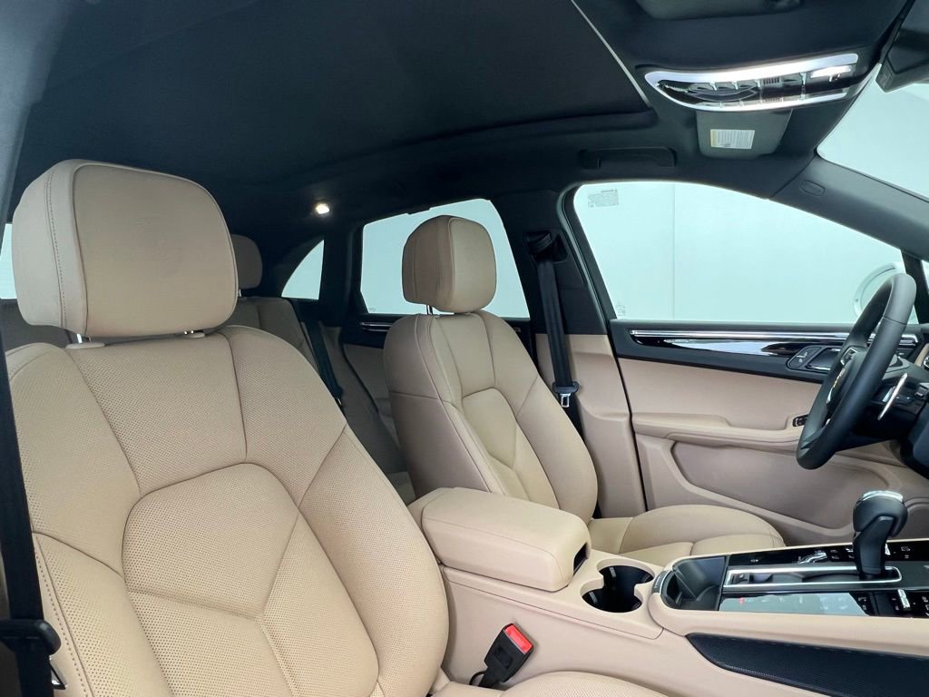 Certified 2025 Porsche Macan image 18