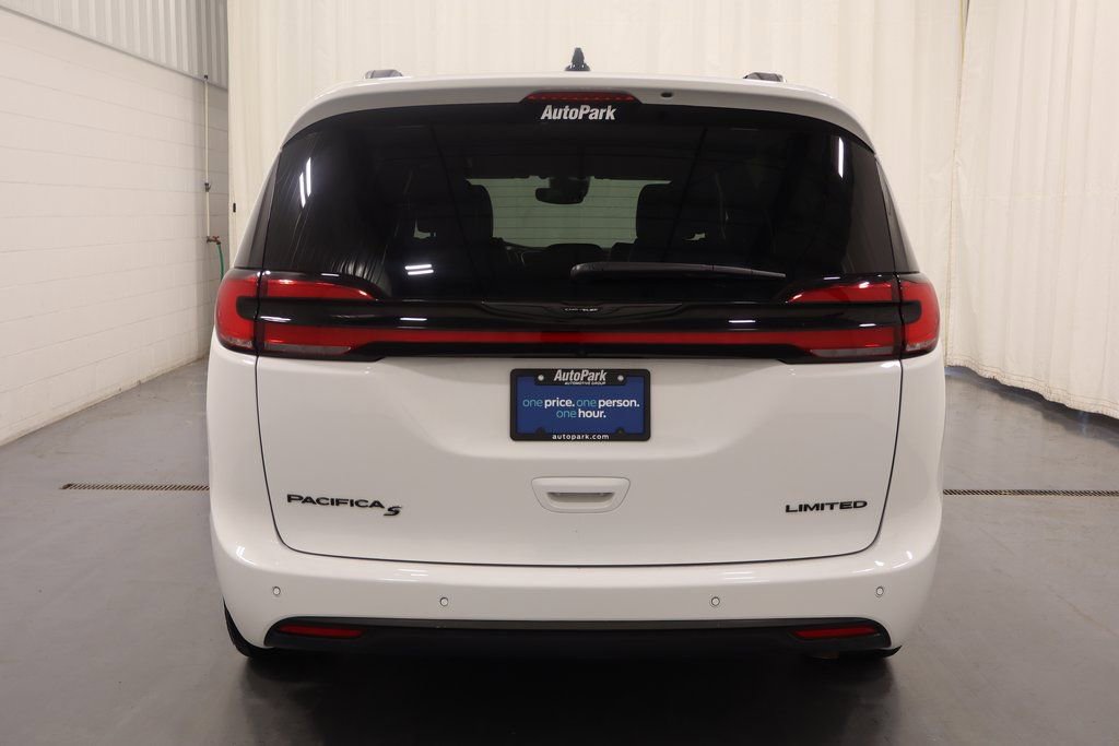 Used 2025 Chrysler Pacifica Limited image 8