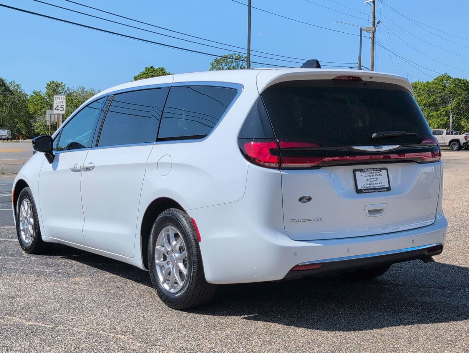 Used 2025 Chrysler Pacifica Select image 3