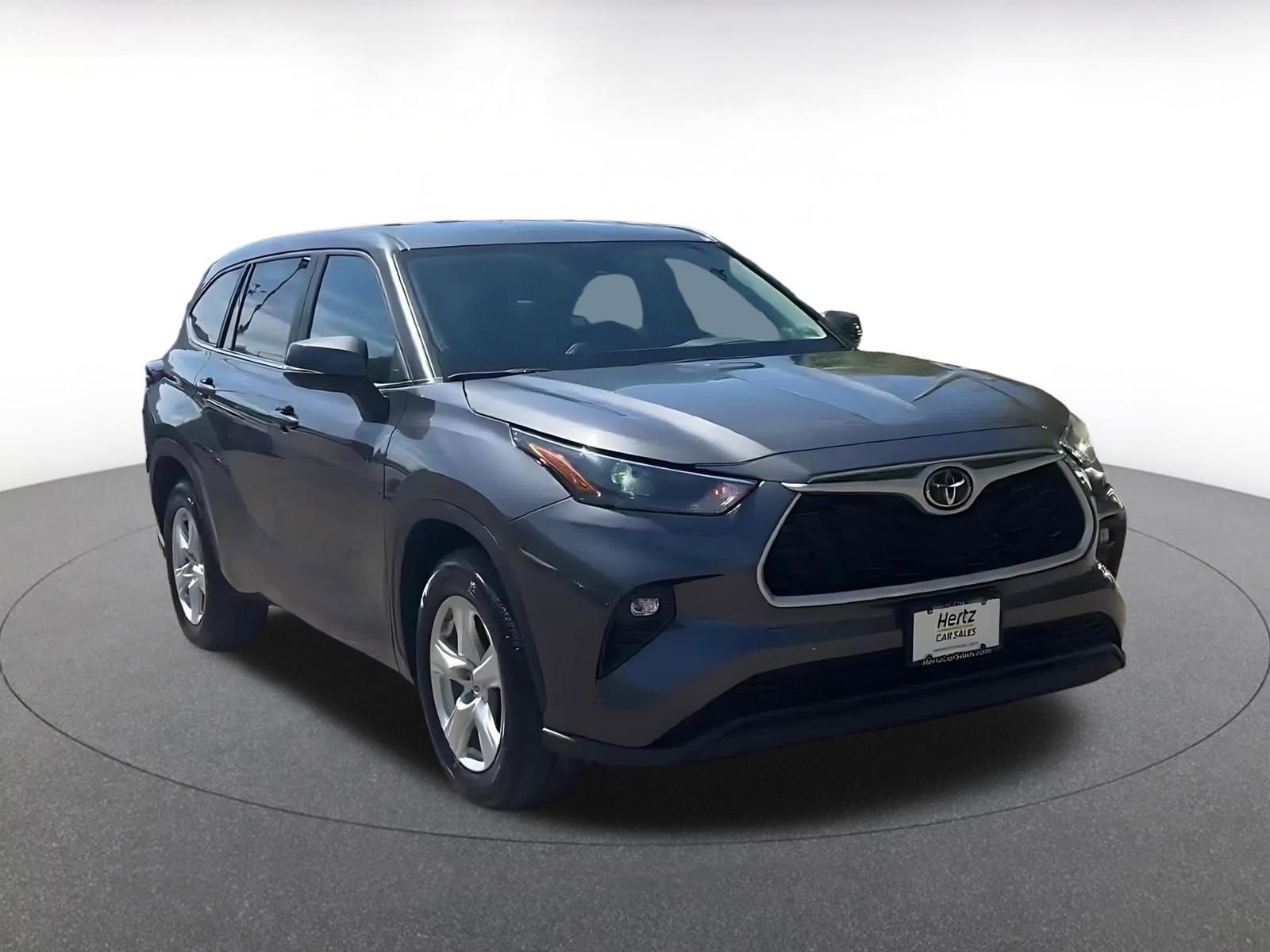 Used 2025 Toyota Highlander LE FWD image 3