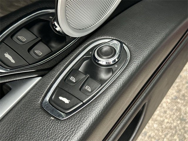 Used 2020 Aston Martin DB11 Coupe image 29