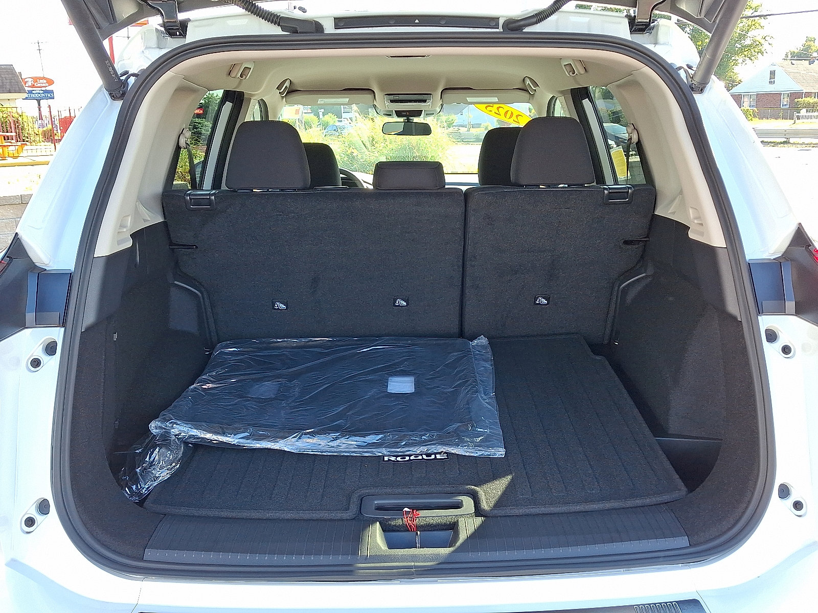 Certified 2025 Nissan Rogue SV image 29