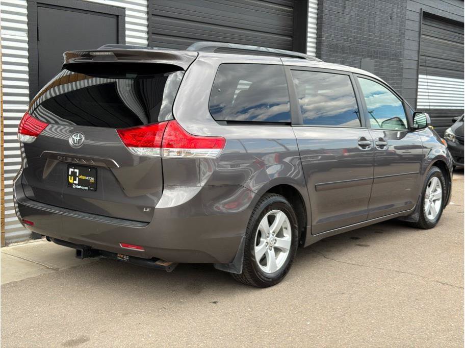 Used 2011 Toyota Sienna LE w/ Towing Pkg FWD image 3