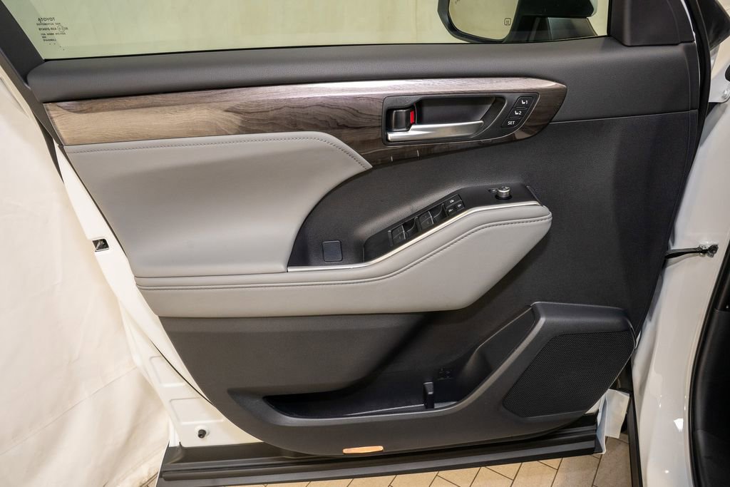 Used 2026 Toyota Highlander Platinum image 15