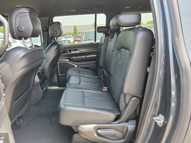 Used 2024 Jeep Wagoneer L Series II w/ Flexible Seating Group AWD/4WD image 17