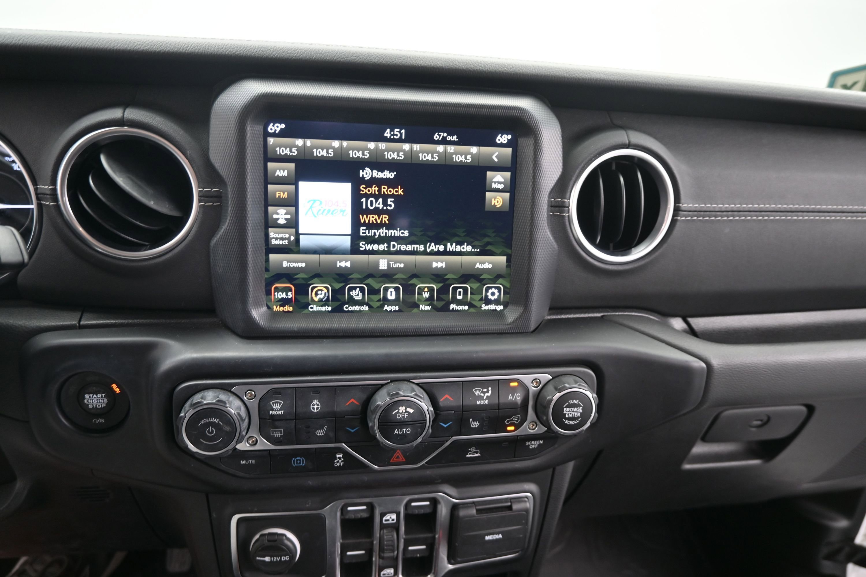 Used 2022 Jeep Wrangler Unlimited Sahara w/ Cold Weather Group AWD/4WD image 20