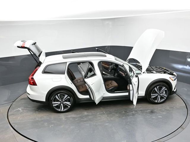 Used 2025 Volvo V60 B5 Cross Country Plus image 40