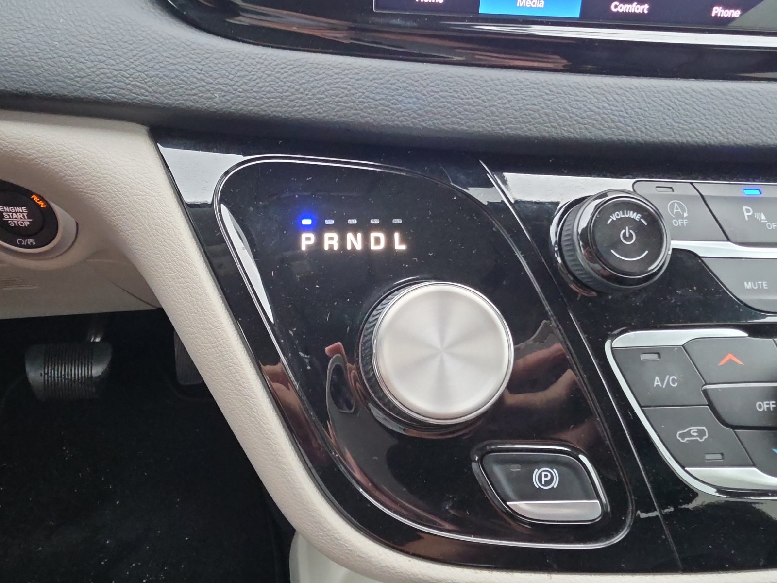 Used 2024 Chrysler Pacifica Touring-L FWD image 19