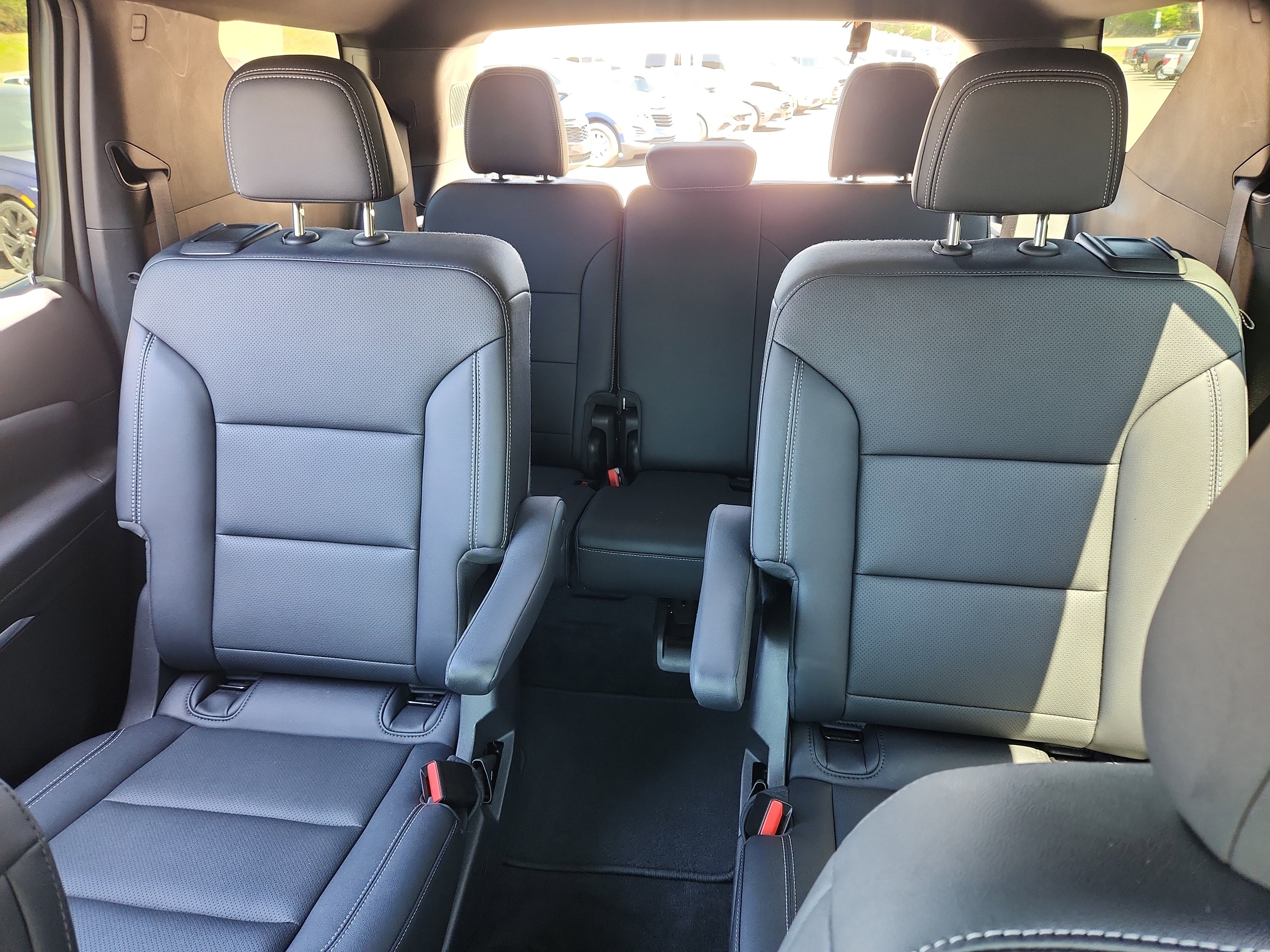 Used 2025 Chevrolet Traverse LT image 25