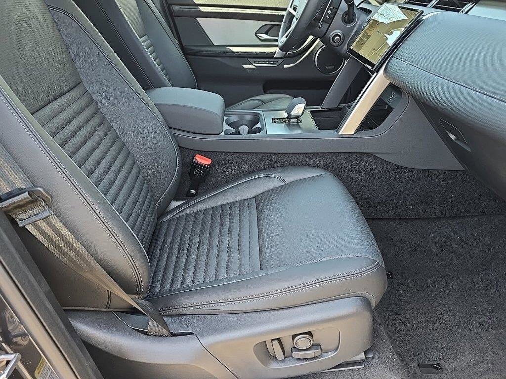 New 2025 Land Rover Discovery Sport Dynamic SE image 7