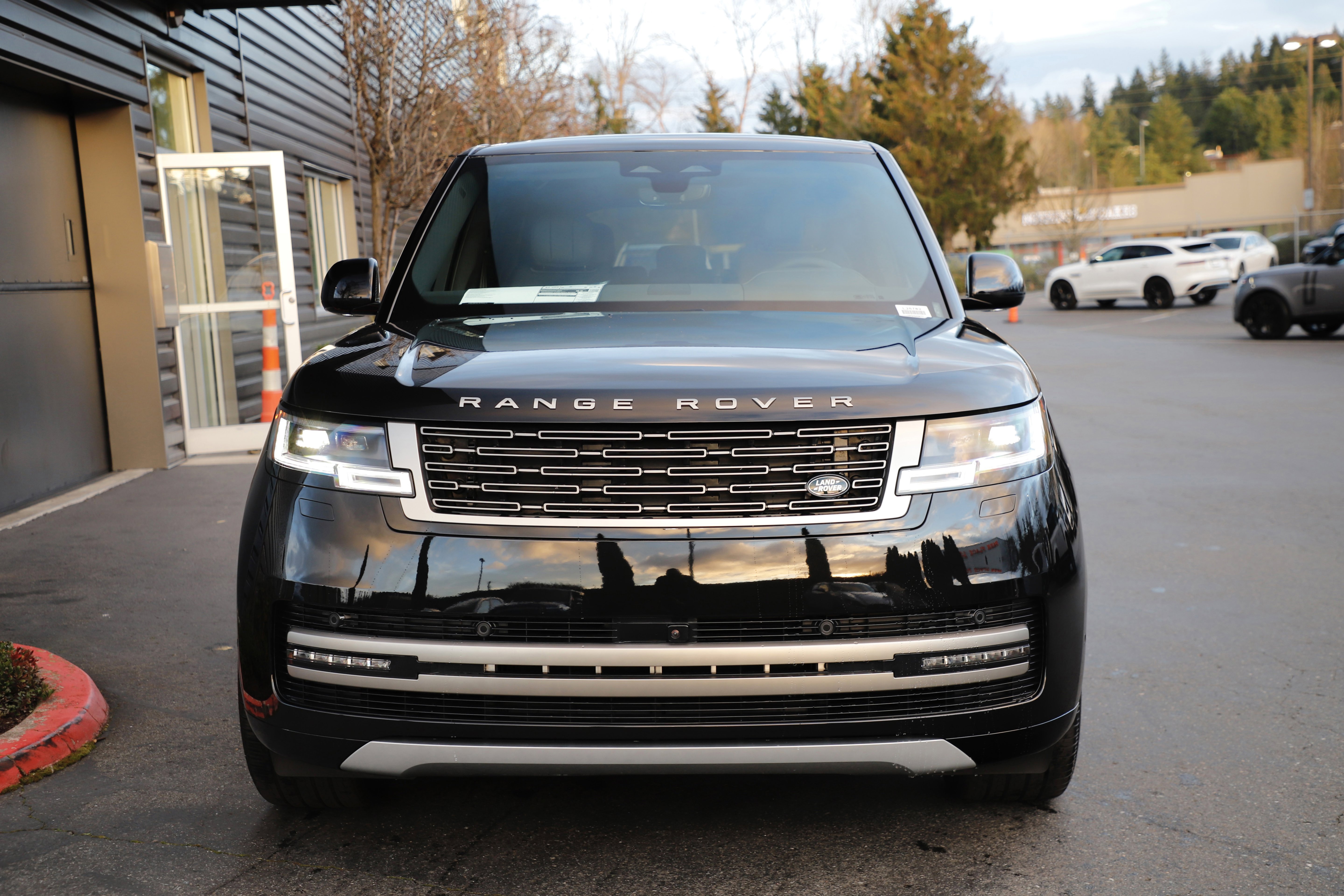 New 2026 Land Rover Range Rover Long Wheelbase SE image 4
