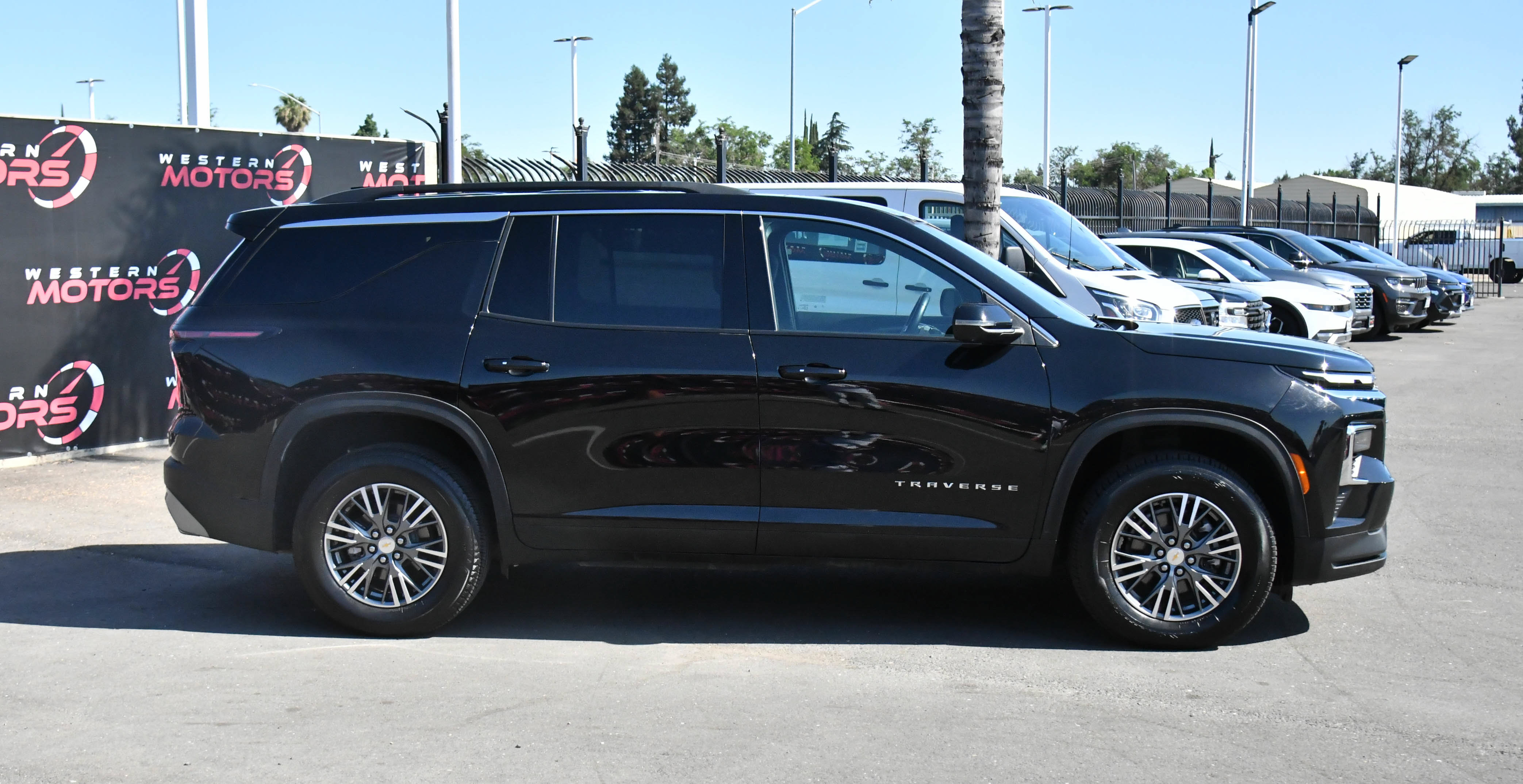 Used 2024 Chevrolet Traverse LT FWD image 9