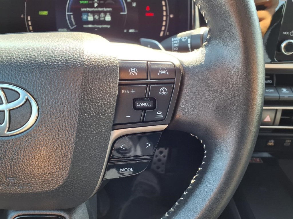 Used 2025 Toyota Camry SE FWD image 16