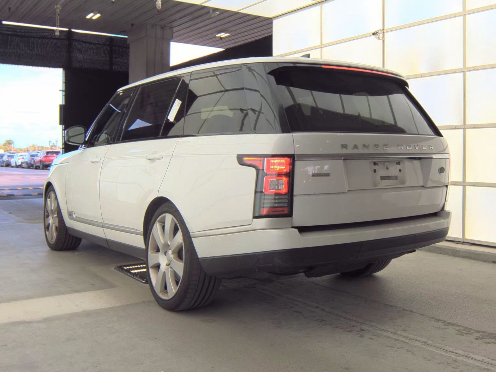 Used 2017 Land Rover Range Rover Long Wheelbase Supercharged image 6