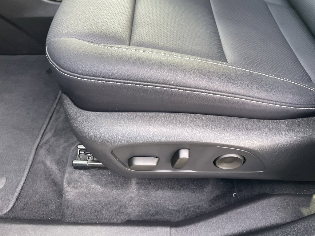 Used 2025 Chevrolet Traverse LT image 11