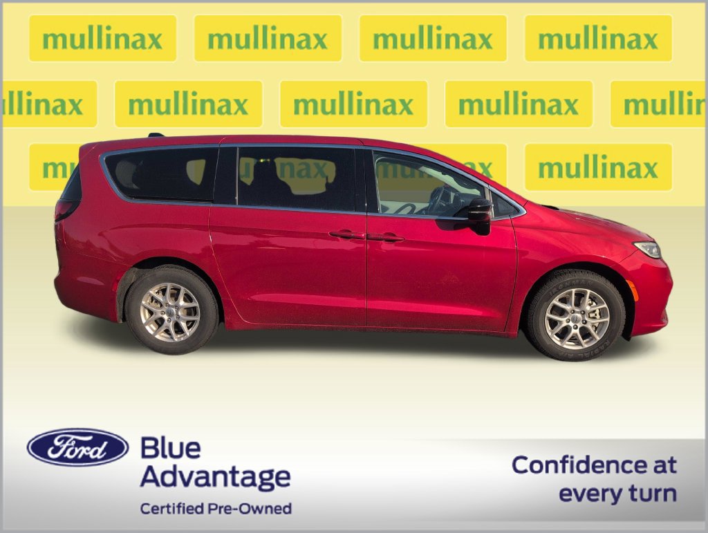 Used 2024 Chrysler Pacifica Touring-L FWD image 2