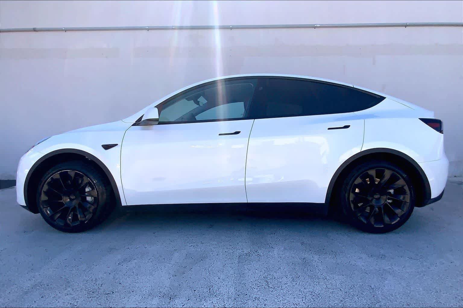 Used 2025 Tesla Model Y Long Range RWD image 3