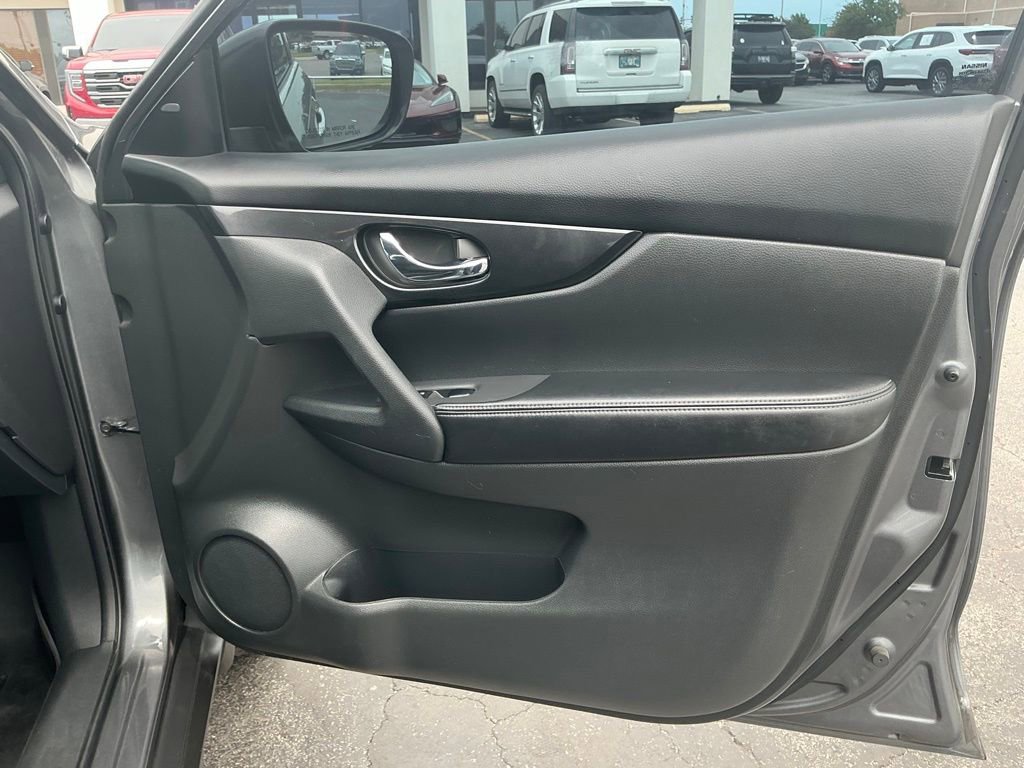 Used 2017 Nissan Rogue SV FWD image 19