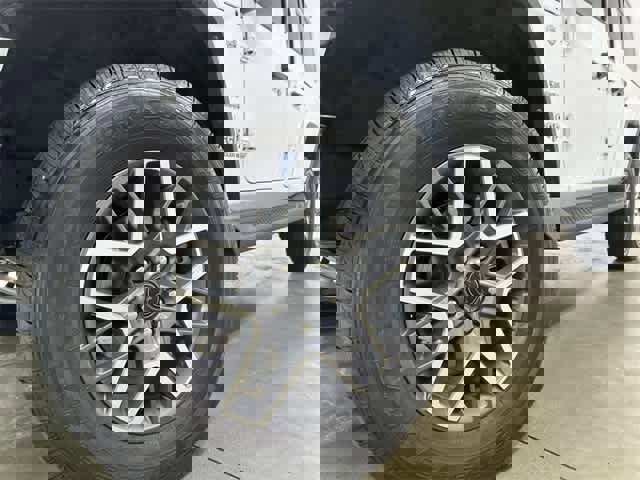 Used 2024 Jeep Wrangler Sahara image 28