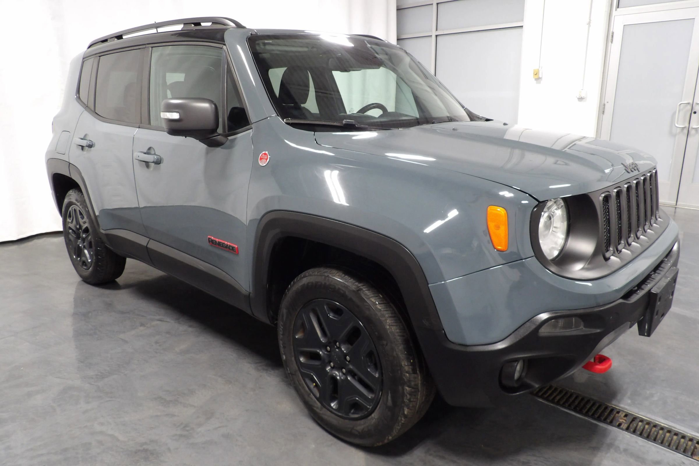 Used 2018 Jeep Renegade Trailhawk AWD/4WD image 2