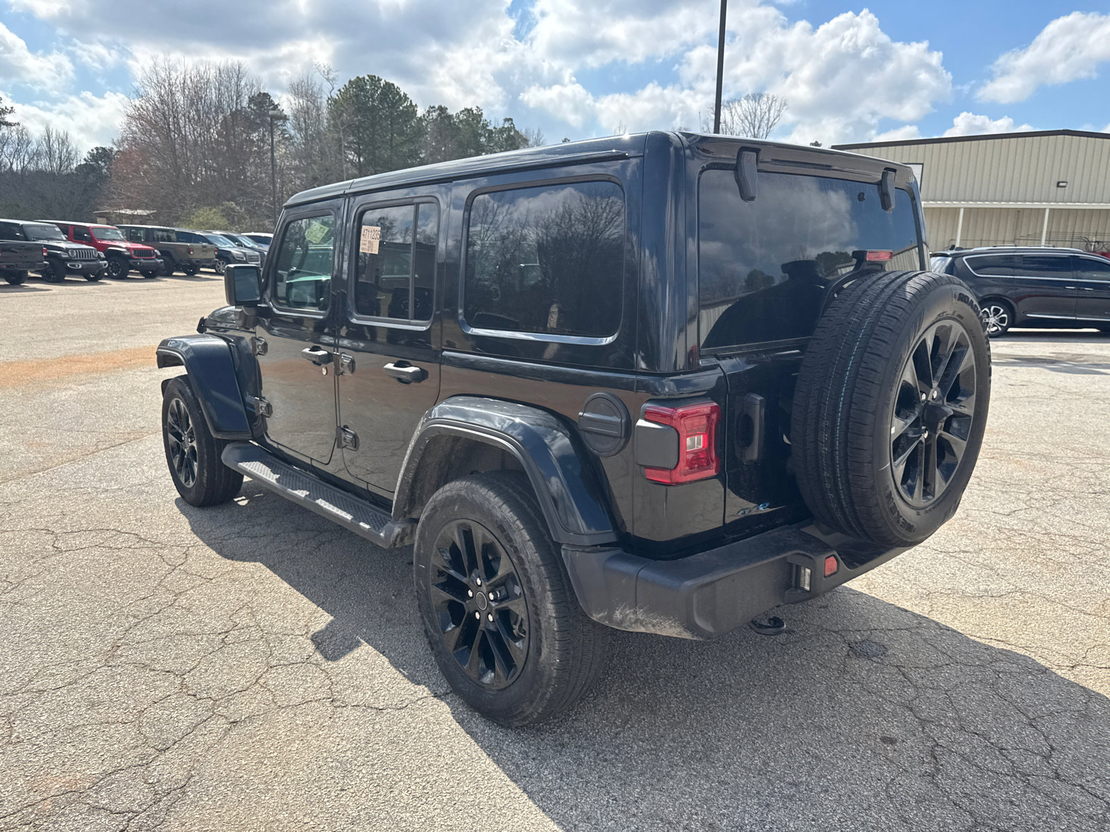 Used 2025 Jeep Wrangler Sahara image 7