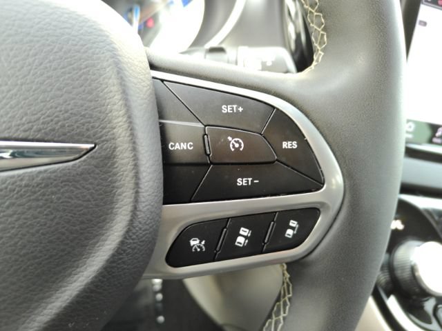 Used 2024 Chrysler Pacifica Touring-L FWD image 42