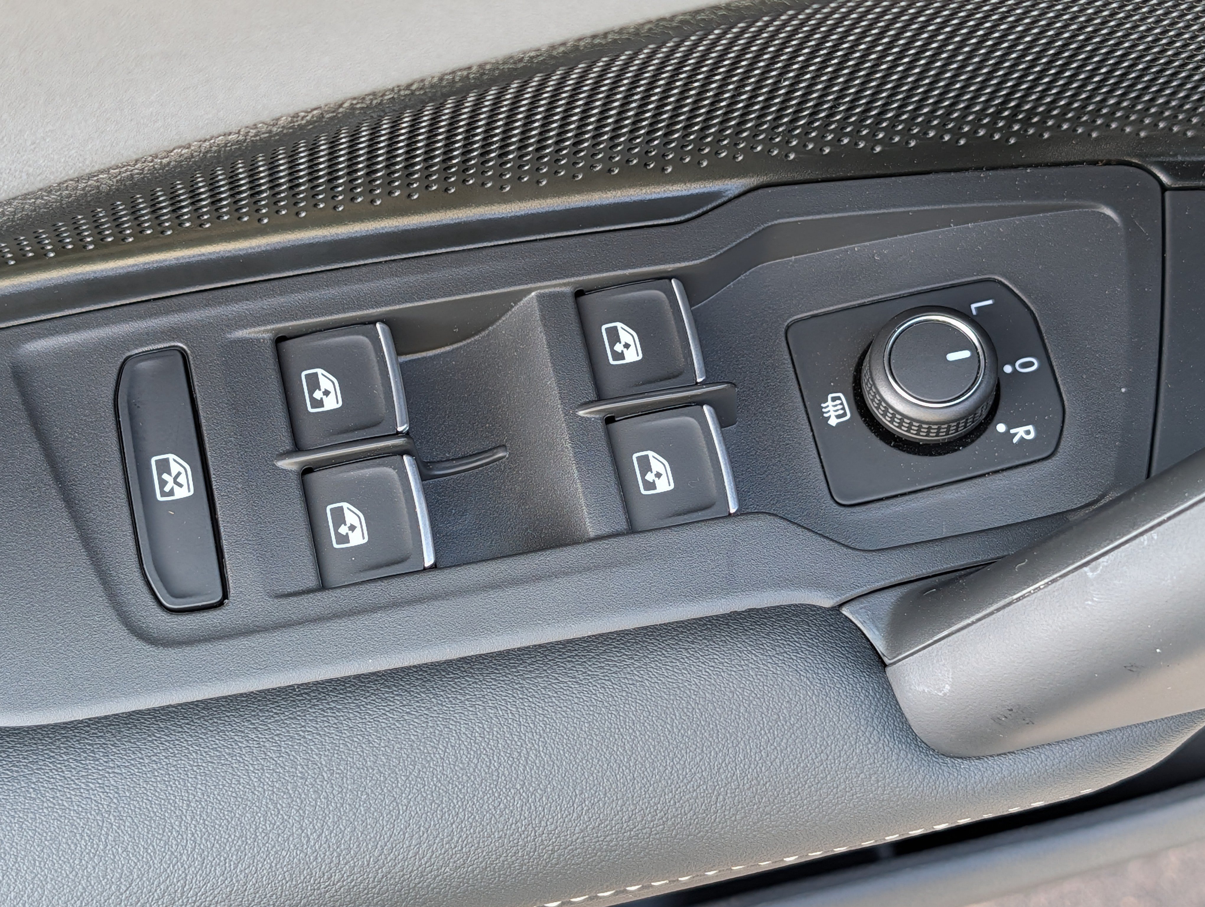 Certified 2026 Volkswagen Tiguan SE R-Line AWD/4WD image 19
