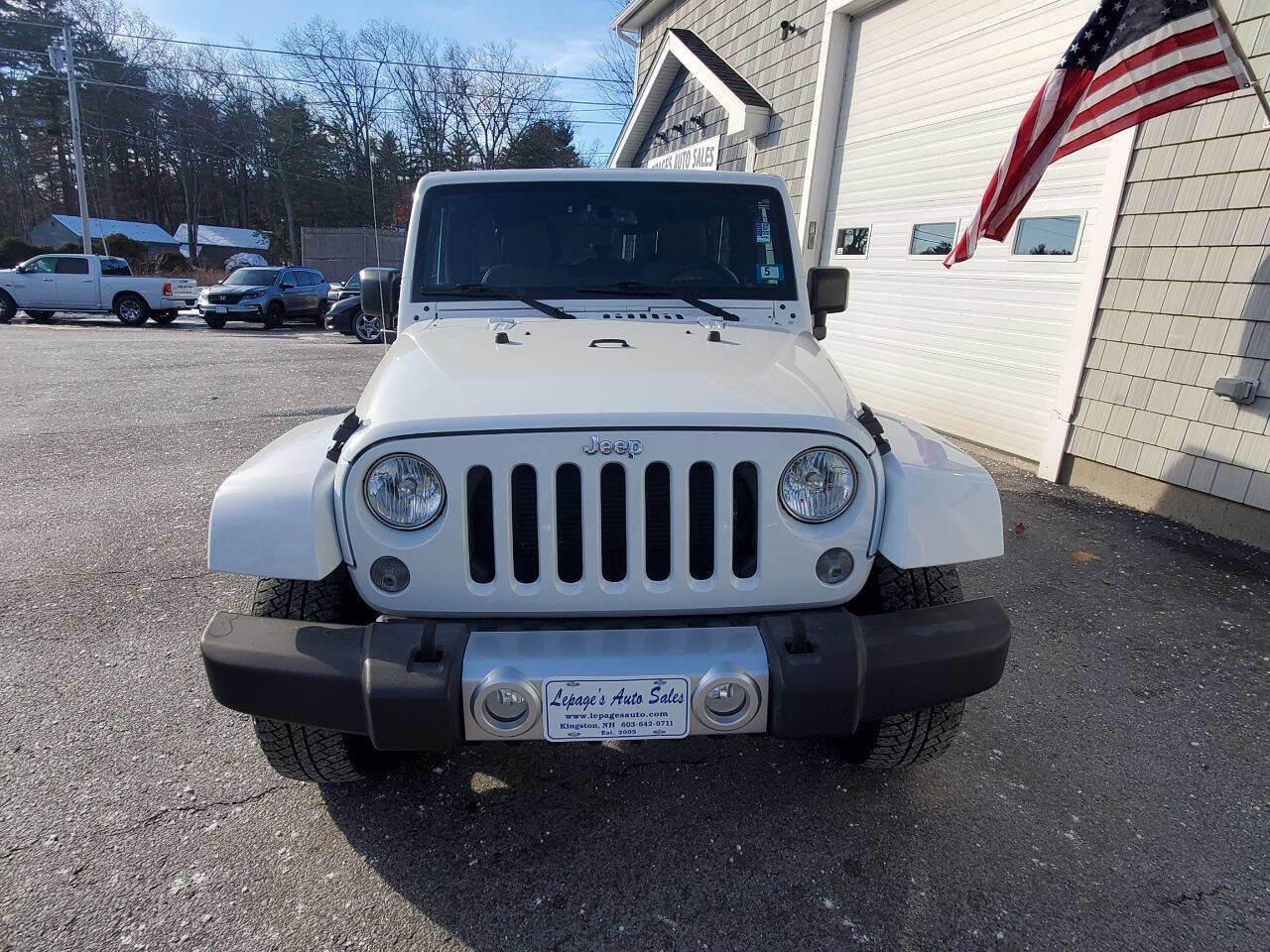 Used 2015 Jeep Wrangler Unlimited Sahara w/ Dual Top Group AWD/4WD image 3
