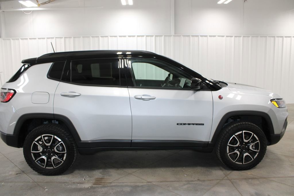 Used 2025 Jeep Compass Trailhawk AWD/4WD image 11